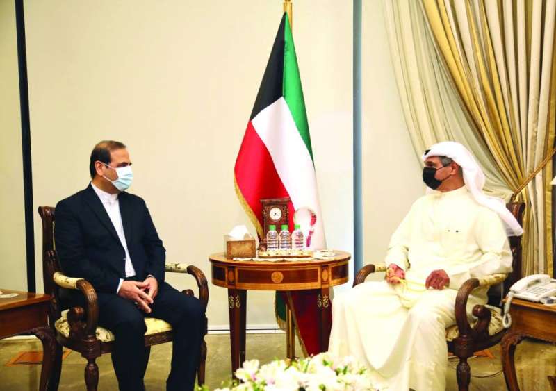 
الظفيري خلال لقائه السفير الإيراني
