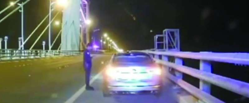 رجل مرور متحدثاً إلى قائدة المركبة
