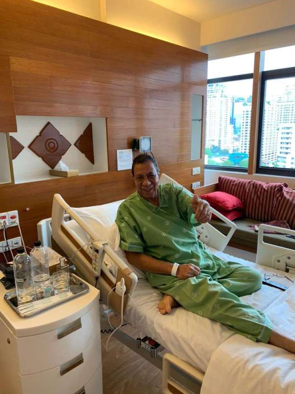 محمد الويس في غرفته بعد إجراء العملية الجراحية