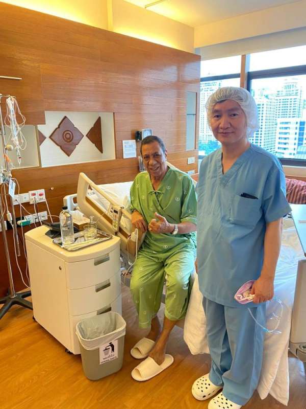 الويس مع البرفيسور فيرراوون الذي أجرى له العملية 