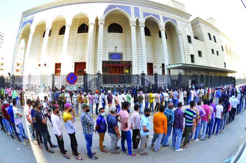 
طابور للعاملين في الحسينيات للتطعيم أمام حسينية سيد علي الموسوي 	 (تصويرنايف العقلة)
