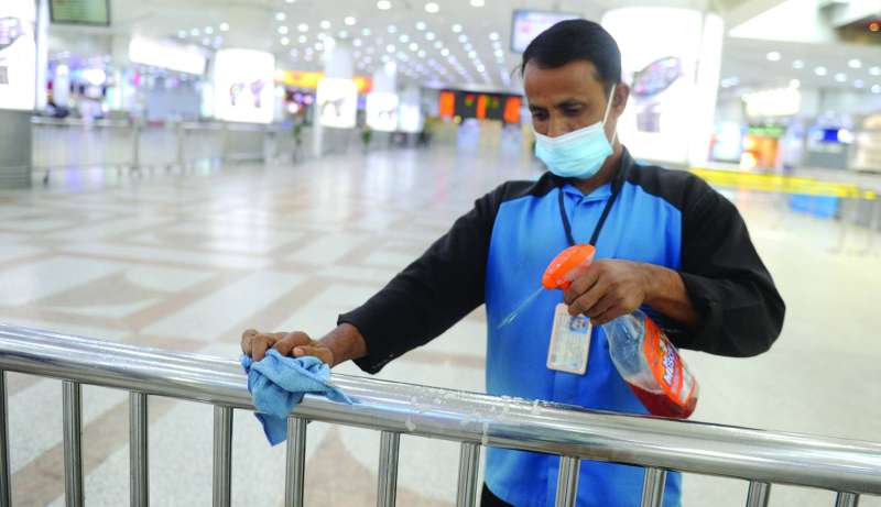 
تعقيم الحواجز	 (تصوير سعود سالم)