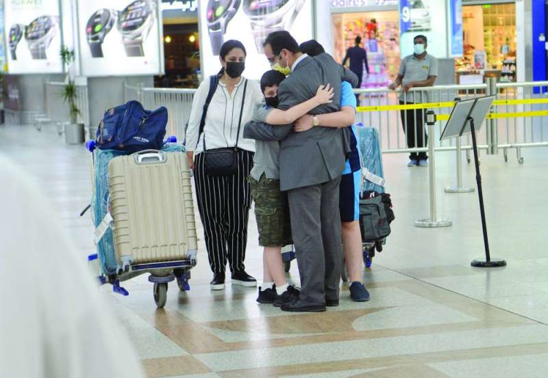 
رجل يستقبل عائلته التي غابت عاماً ونصف العام
