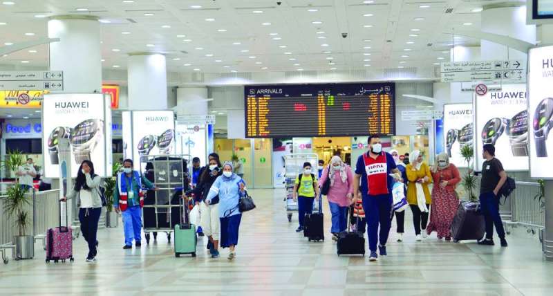 
طلائع المقيمين لدى وصولها أمس 	(تصوير نايف العقلة)
