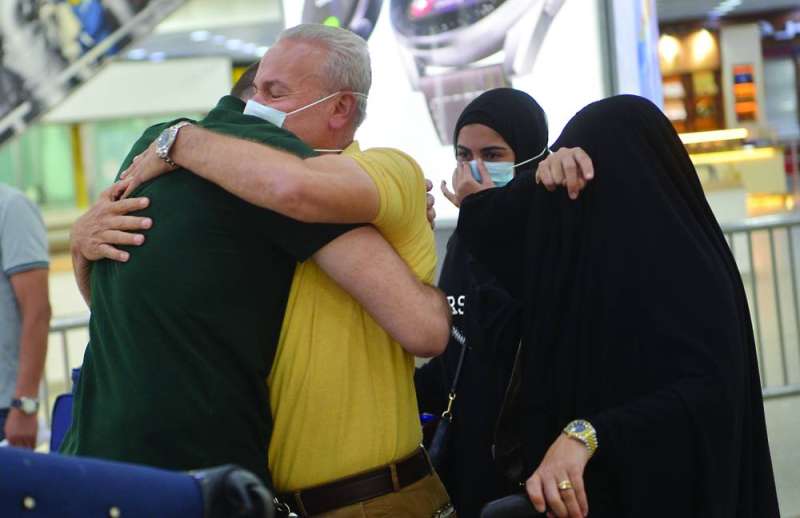 
أحضان ودموع
