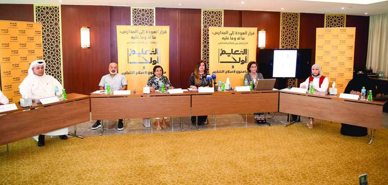 
الناطقون في الحلقة النقاشية 	 (تصوير سعود سالم)
