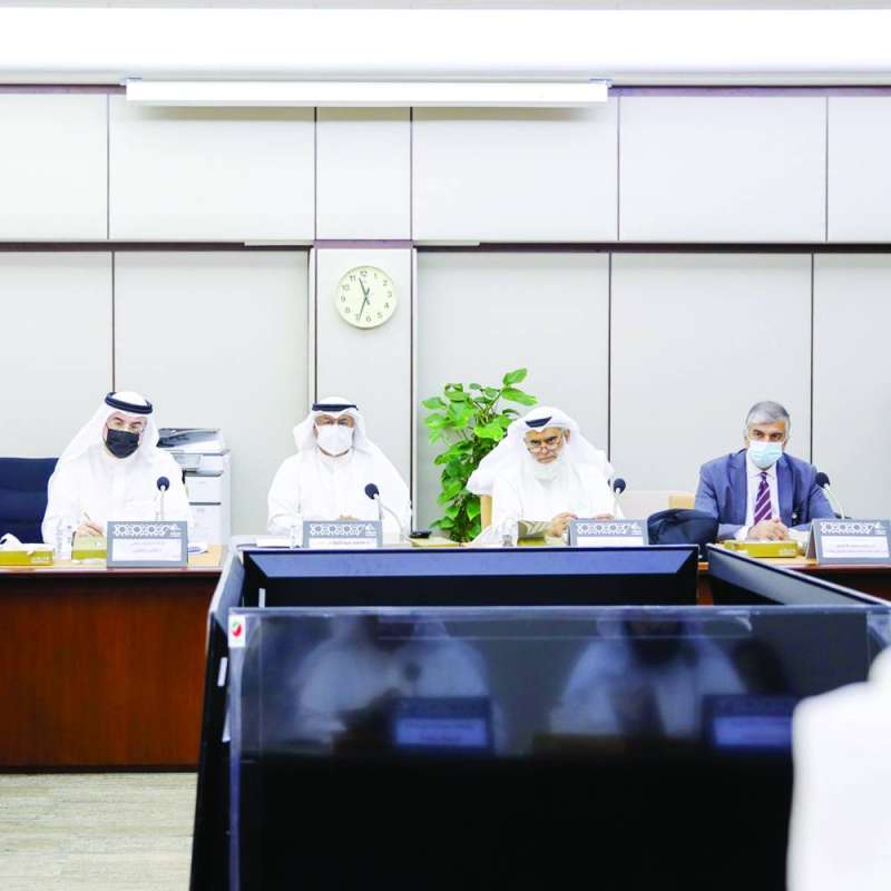 
وزير التعليم العالي يتوسط قياديي الجامعة و«التطبيقي» في اجتماع اللجنة
