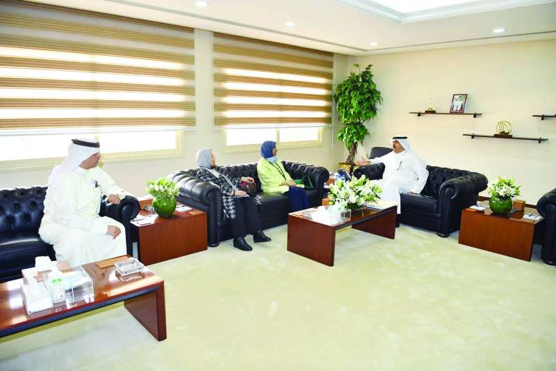 
المحافظ مستقبلاً وفد جمعية أولياء أمور المعاقين ونادي الطموح
