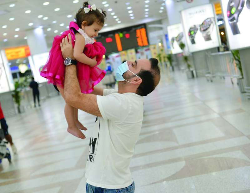 فرحة العودة إلى الكويت 	(تصوير نايف العقلة)