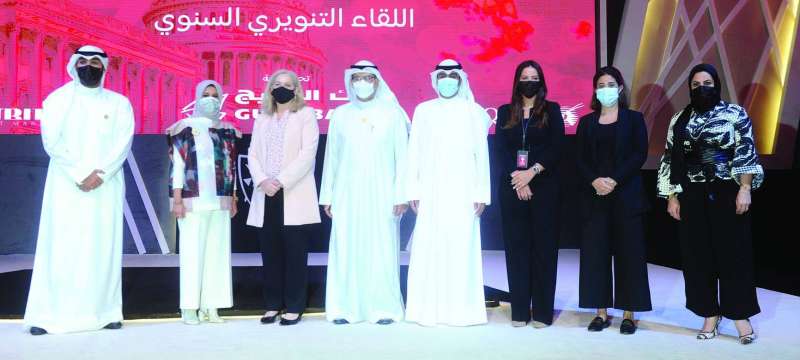 صورة تذكارية مع السفيرة الأميركية (تصوير سعود سالم)