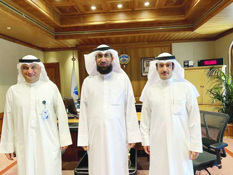 
العتيبي متوسطاً النوري والعازمي
