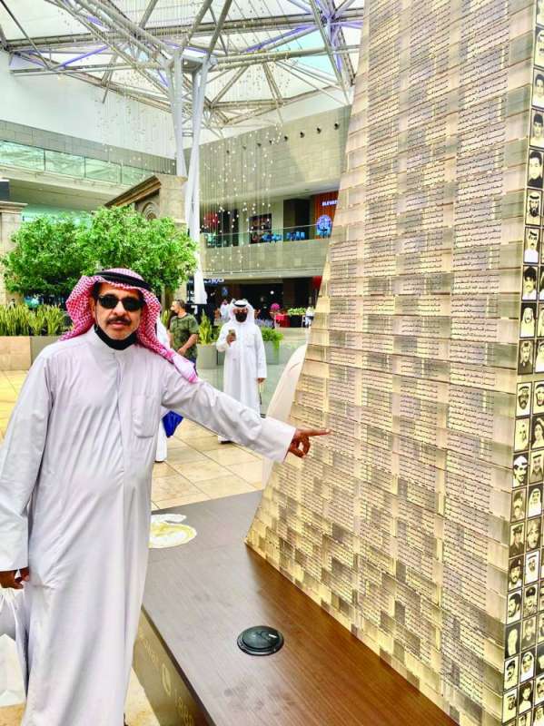 والد أحد الشهداء يؤشر على اسم ابنه
