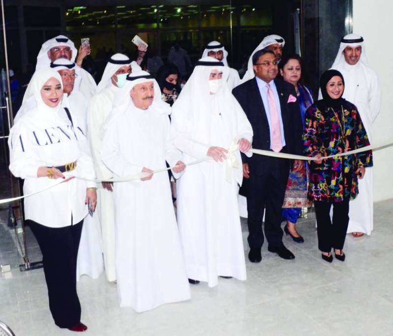 
كامل العبدالجليل يفتتح المعرض
