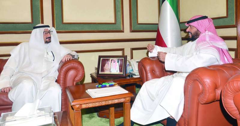 
المحافظ الخالد متحدثاً للزميل ناصر الفرحان 	(تصوير نايف العقلة)
