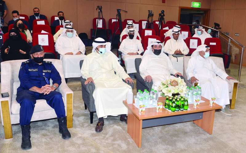 
مدير البلدية يتوسط الحاضرين للعرض 	 (تصوير نايف العقلة)
