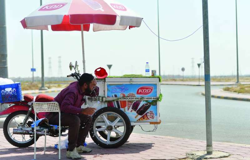 بائع على أحد الدوارات