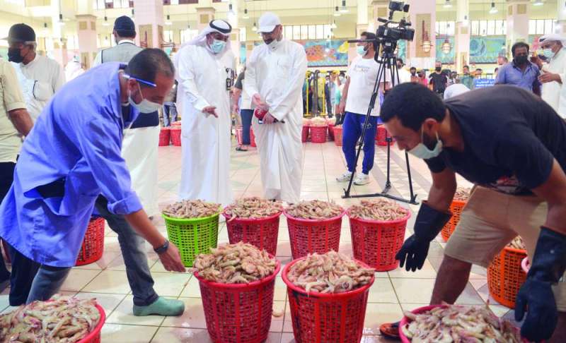 الظفيري يوضح للزميل ناصر الفرحان آلية تنظيم المزاد