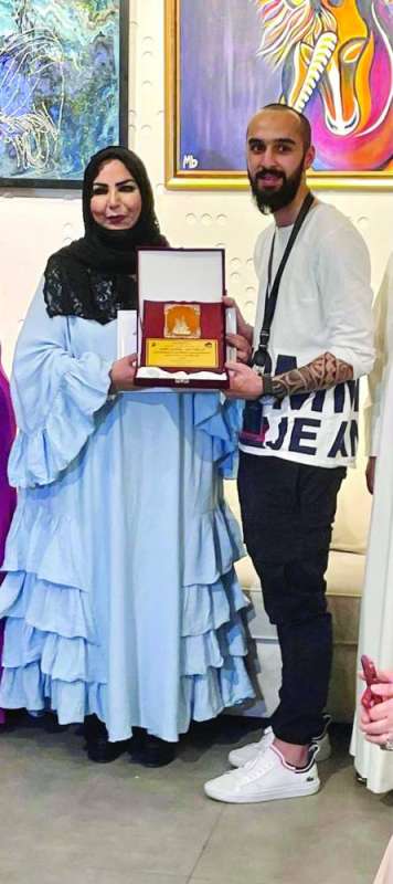 
الشيخة أم راكان الصباح تكرم عبدالعزيز أشكناني
