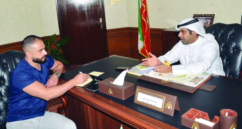 المحري متحدثاً للزميل محمد أنور 	(تصوير نايف العقلة)
