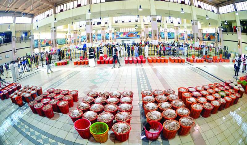 الروبيان تسيّد مزاد سوق السمك لليوم الثاني 	(تصوير نايف العقلة)
