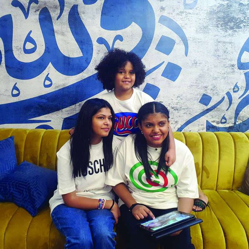 
غلا مع شقيقها وشقيقتها
