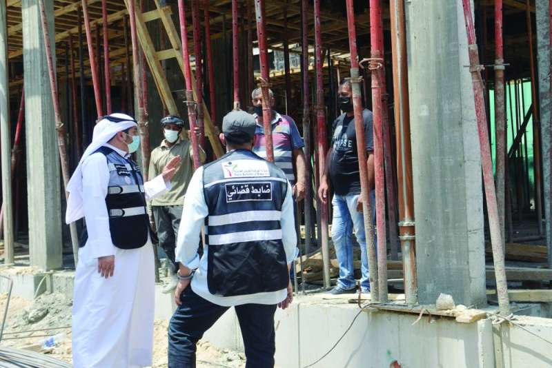 
حديث بين مفتشي «القوى العاملة» وعدد من العمال
