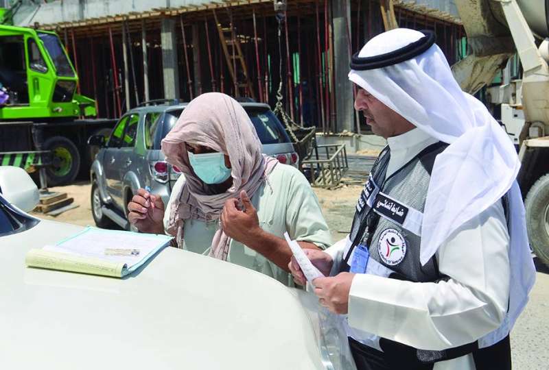 أحد العمال خلال توقيعه على المخالفة(تصوير نايف العقلة)