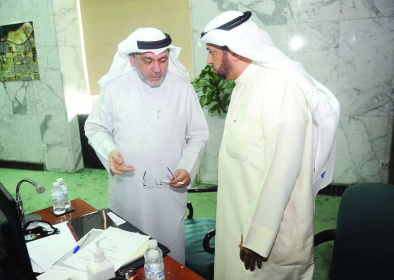 
حسن كمال وعبدالسلام الرندي قبل الجلسة
