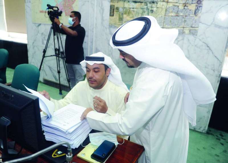 أحمد هديان يناقش اقتراحه مع عبدالعزيز المعجل(تصوير سعود سالم)