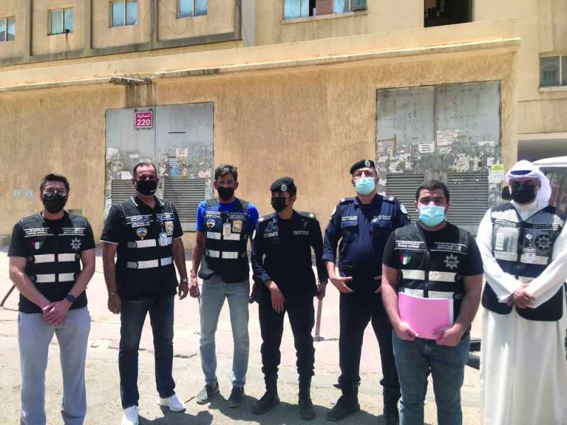 فريق الضبطية وأفراد وزارة الداخلية والبلدية