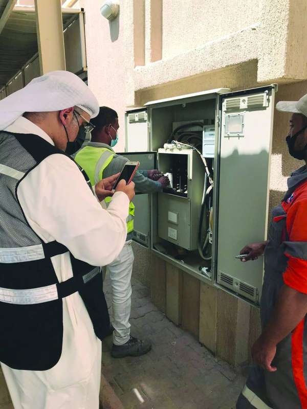 عدنان دشتي يتابع عملية قطع التيار عن العقار المخالف