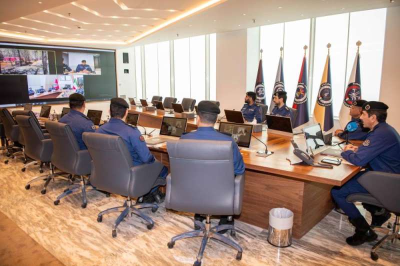 الفريق المكراد يتواصل مع فرق الإطفاء الكويتية عبر "زوم"