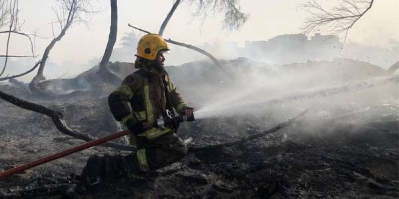 أحد الإطفائيين المشاركين في إخماد الحريق