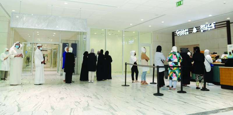 طابور موظفين لنيل فنجان قهوة في مجمع الوزارات (تصوير سعود سالم)