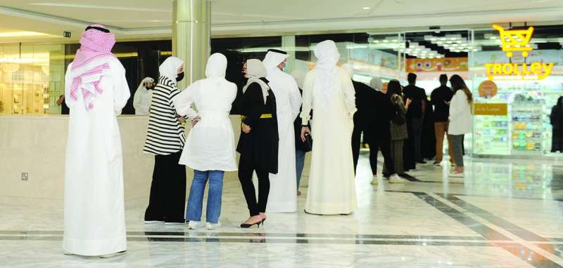 ازدحام موظفين على مركز تسوق في مجمع الوزارات (تصوير سعود سالم)