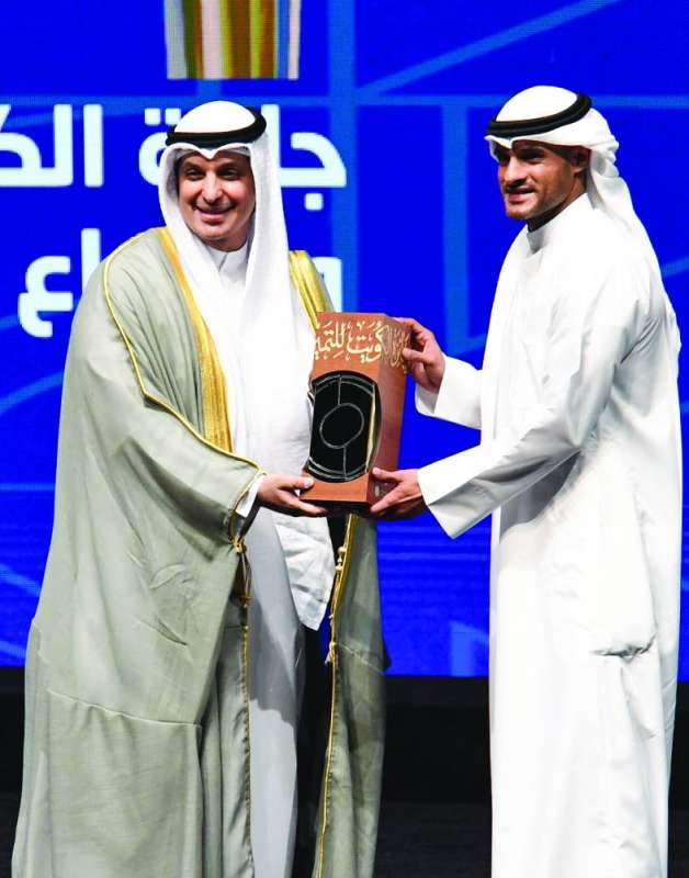 
المطيري مكرماً بدر المطوع
