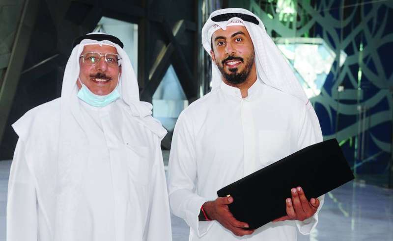 
عبدالله الخنيني مع والده
