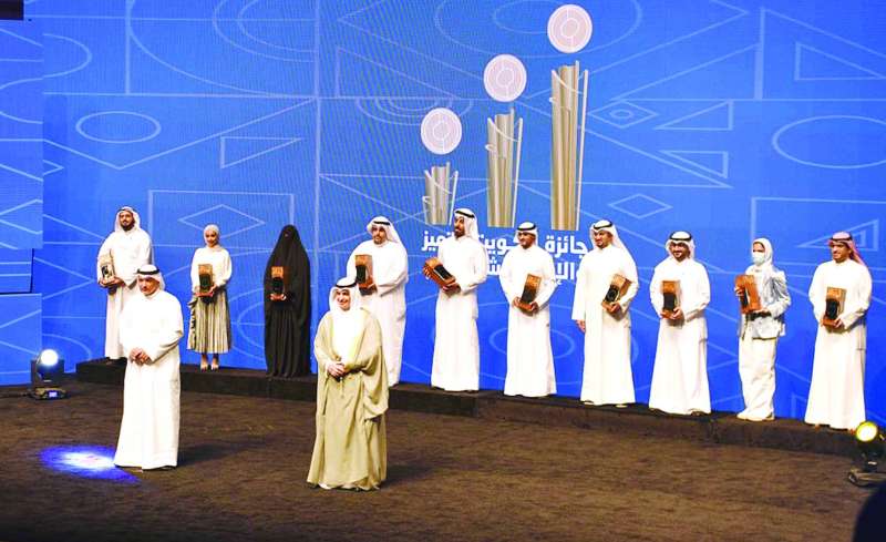 
الوزير المطيري مع المكرمين 	(تصوير سعود سالم)