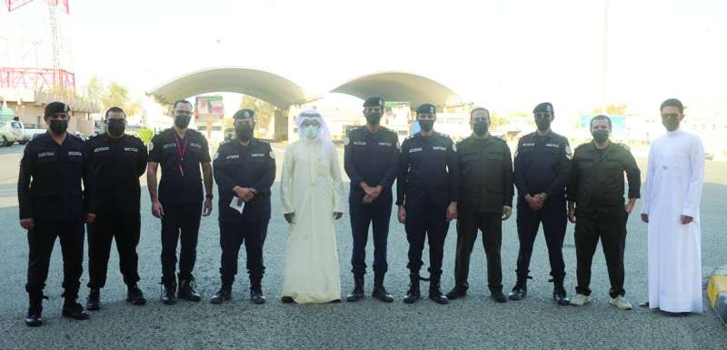 
العقيد السعيد والزميل نايف كريم يتوسطان رجال منفذ السالمي