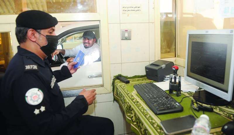 
رجال المنفذ يبذلون جهوداً كبيرة لتسهيل عملية الدخول	 	(تصوير سعود سالم)
