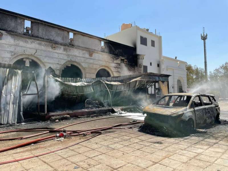 حريق سيارة انتقل إلى مخزن وجزء من صالة أفراح في المنقف

