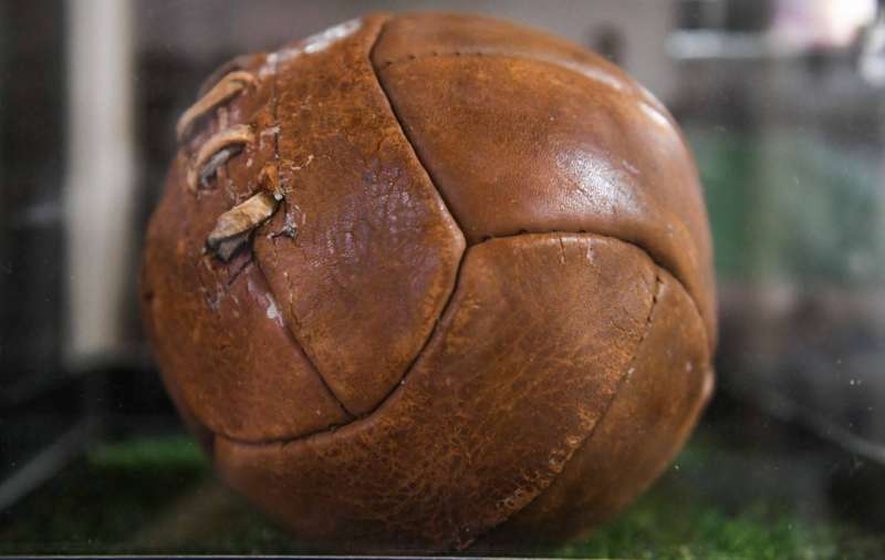 أول كرة قدم لكأس العالم 