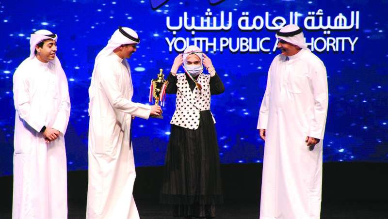 فائزة تسلمت ميداليتها	(تصوير سعود سالم)