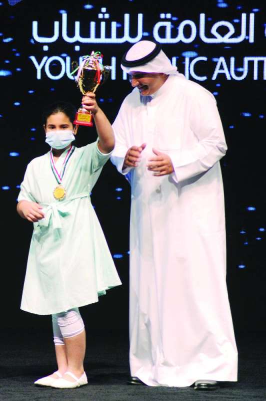 تكريم إحدى الزهرات الموهوبات
