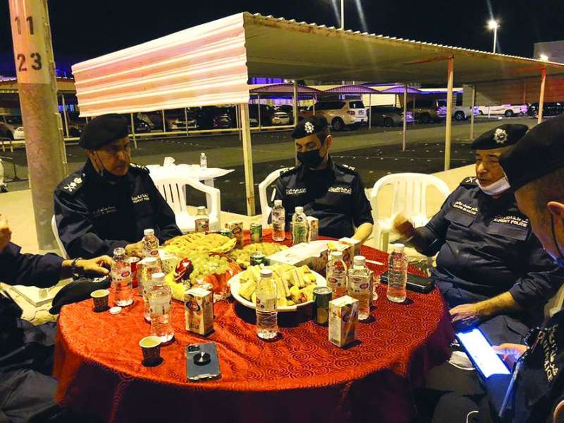 النهام وقيادات «الداخلية» في نقطة أمنية أمام إحدى الحسينيات