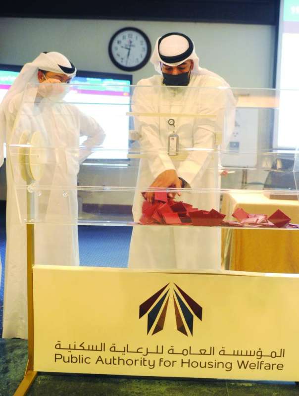 جانب من إجراء القرعة 	(تصوير سعود سالم)
