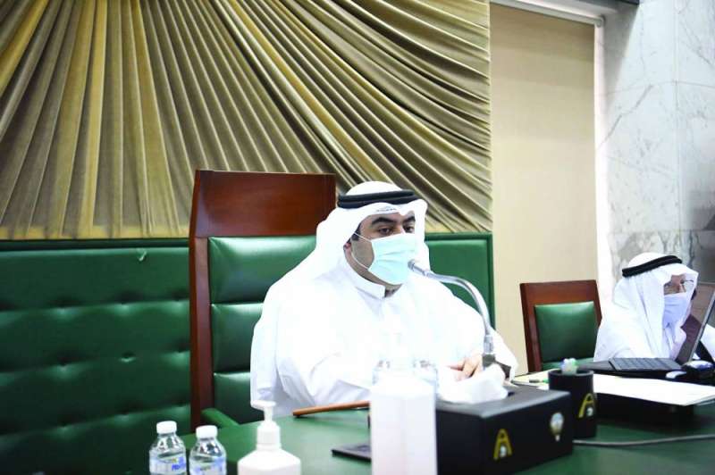 
أسامة العتيبي خلال ترؤسه الجلسة