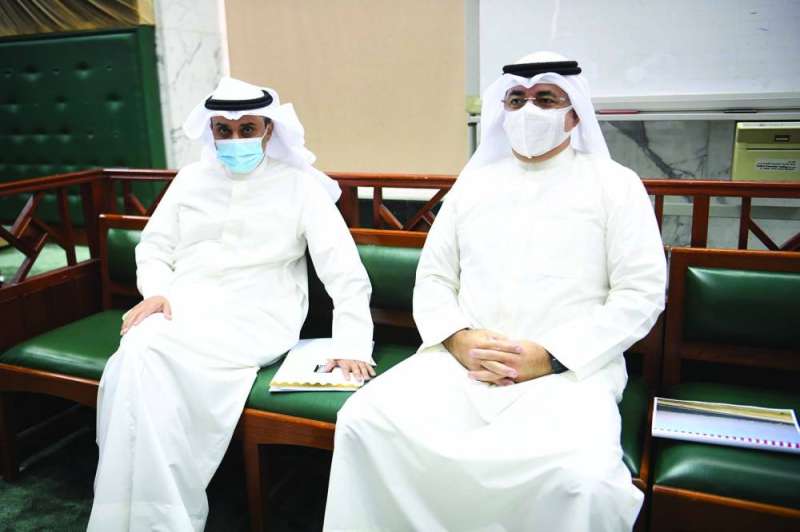 
أحمد المنفوحي وأسامة الدعيج أثناء مناقشة تفاصيل المشروع
