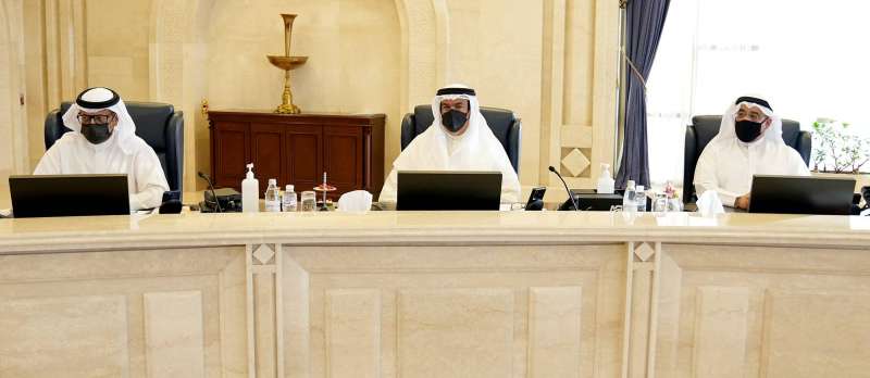 وزير المالية (إلى اليسار) خلال مشاركته في جلسة مجلس الوزراء الاثنين الماضي