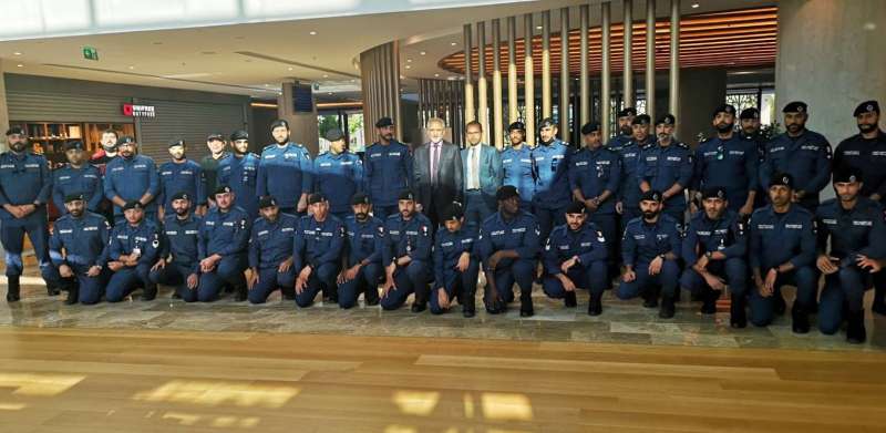 الفريق المشارك في إخماد الحرائق قبيل مغادرته تركيا